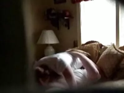 Приголомшлива веб-камера красуня порно син мама в окулярах змушує її клитор вибухати