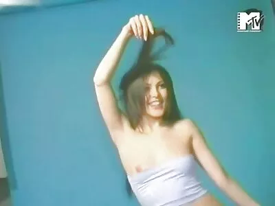 Секс з дикою красунею porno video mami на роботі