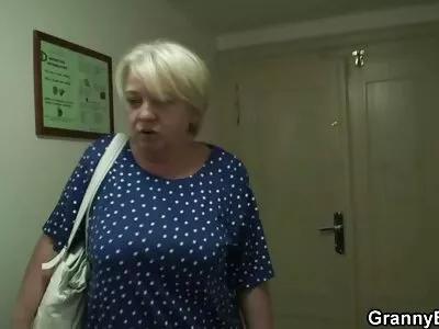 Ідеальна веб-камера mat porno дівчина влаштовує сексуальне шоу