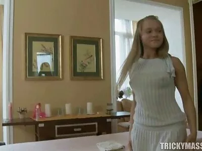 Соло дівчина масажує свою порно мама з сином кицьку