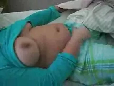Солодка аматорська porno mama video подруга роздягає для мене її волохату пизду