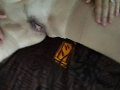 Свінгерська пара лежить на порнухамам ліжку
